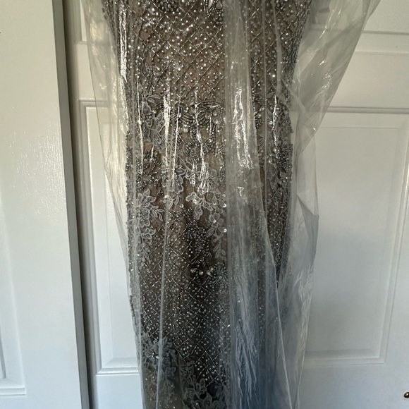 Gorgeous gown. Custom made by designer. Size 6 Wedding perfect - Picture 6 of 7